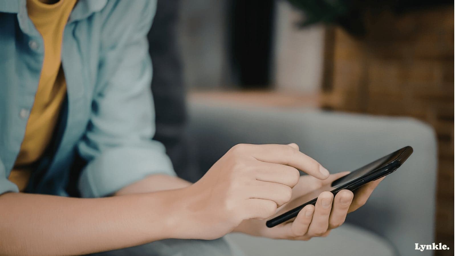Contactless business card sharing